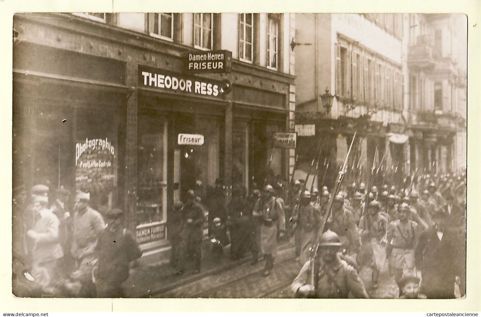 31458 / Carte-Photo Ville A Localiser Theodor RESS Coiffeur Défilé Troupe Française Friseur Damen Herren  - Guerre 1914-18