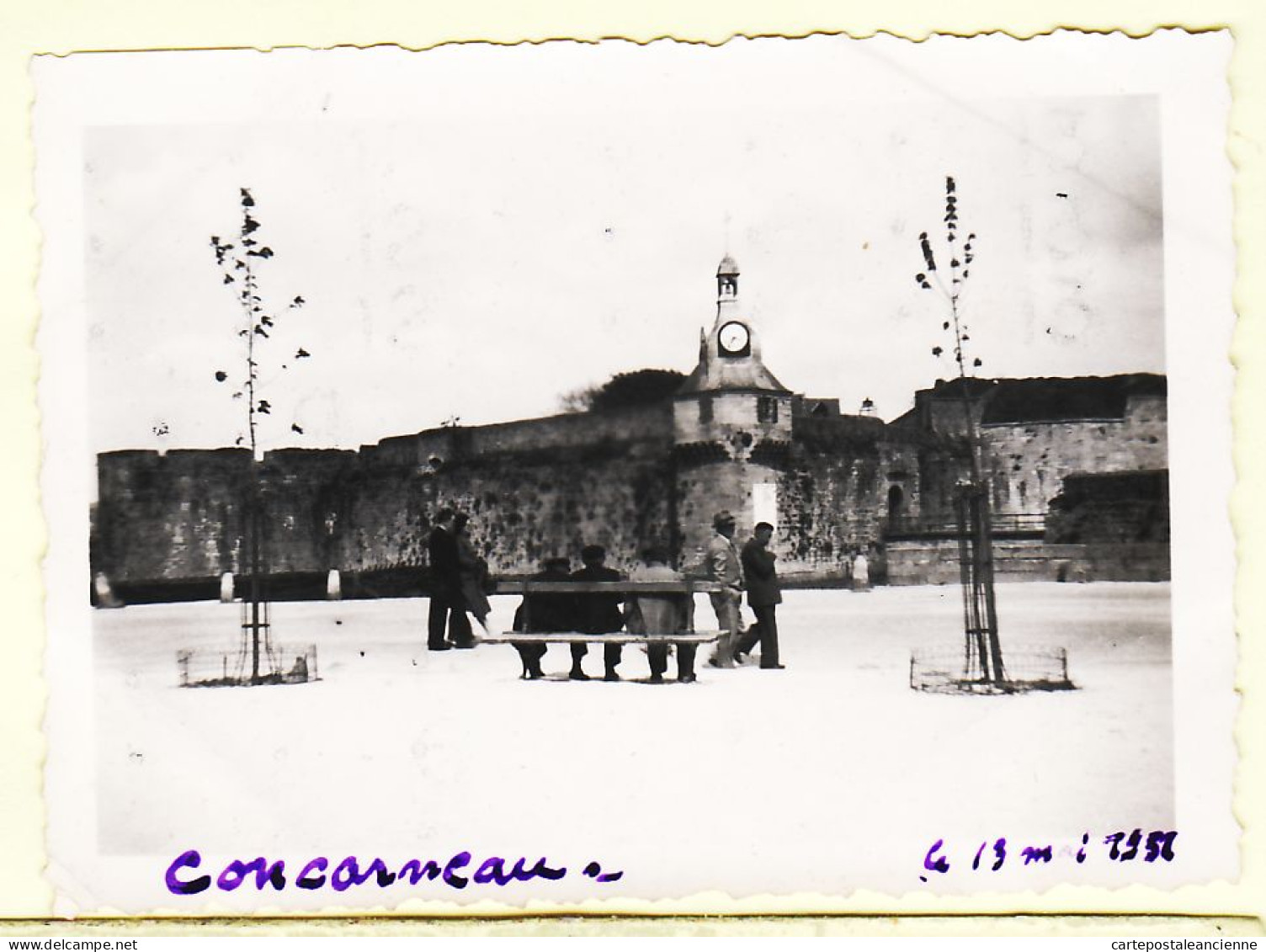 31325 / CONCARNEAU Finistère Place Armes Remparts Clocher Voyage Mai 1951 Famille Marcel TOUCHARD LA-CHARTRE-sur-LOIR - Plaatsen