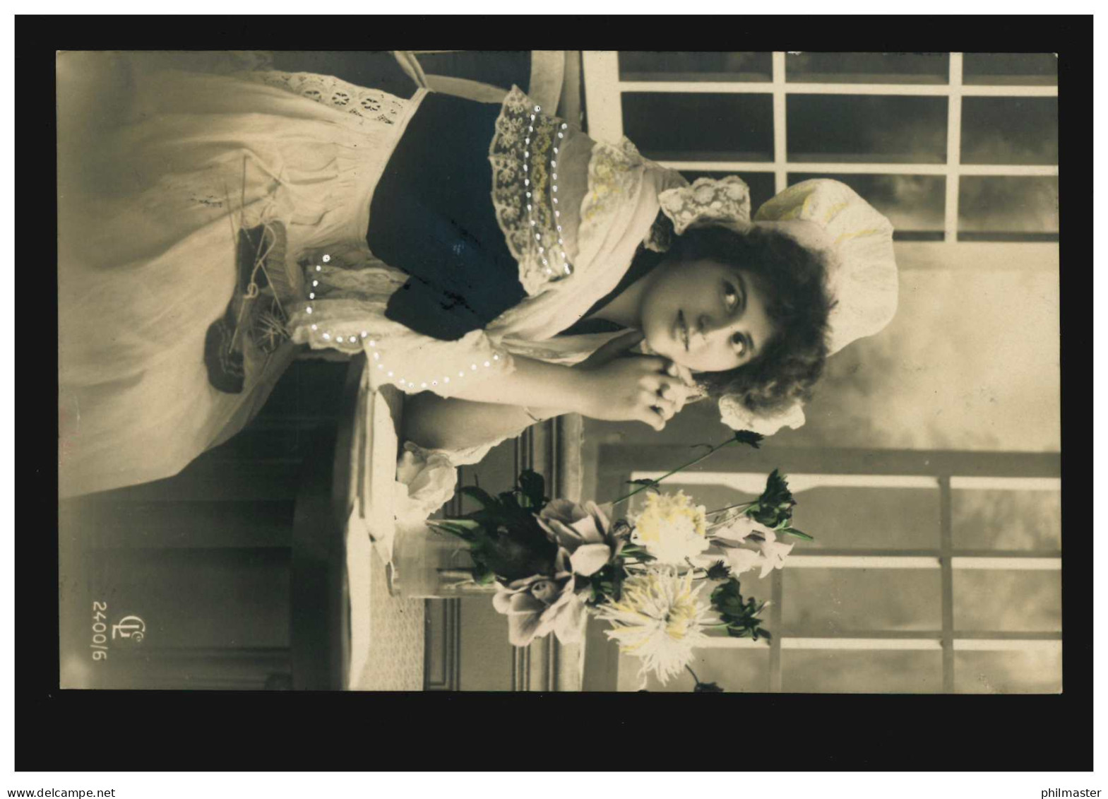 Mode-AK Sitzende Frau Mit Haube Beim Stricken Und Lesen, DRESDEN 1910 - Mode