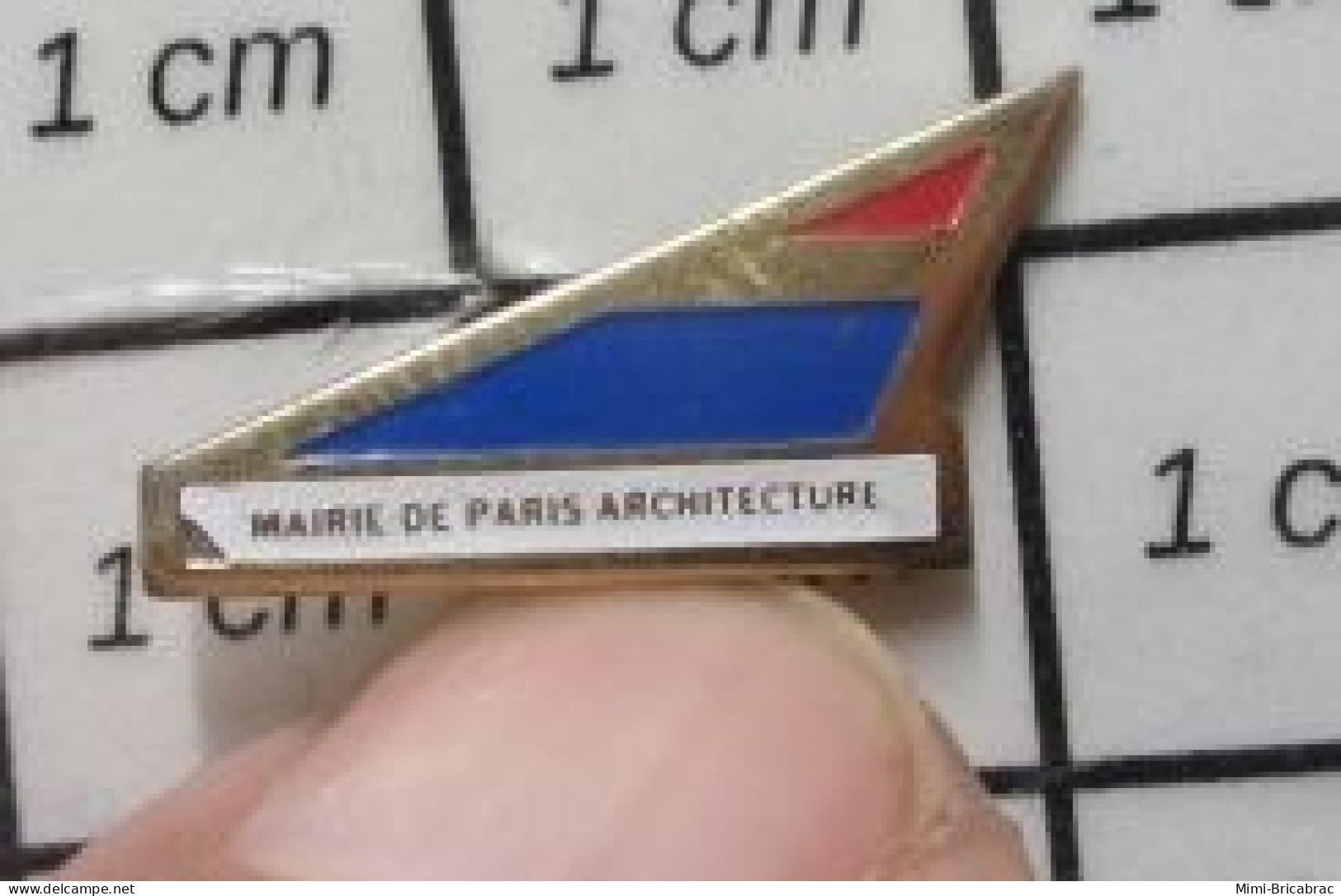 1818c Pin's Pins / Beau Et Rare / ADMINISTRATIONS /  ARCHITECTURE MAIRIE DE PARIS - Amministrazioni