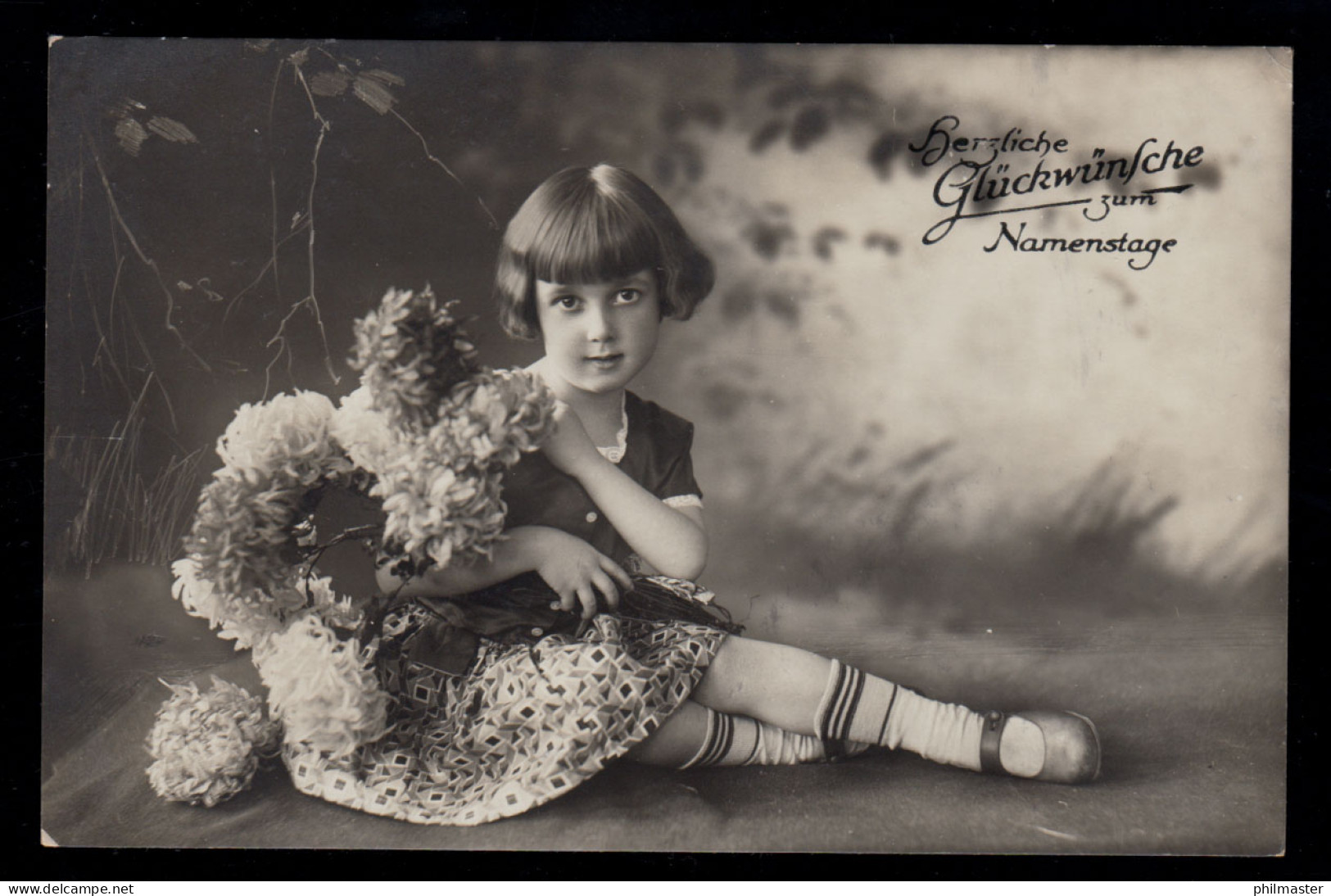 Kinder-AK Glückwünsche Namenstag: Sitzendes Mädchen Mit Blumen, SIMMERBERG 1935 - Autres & Non Classés