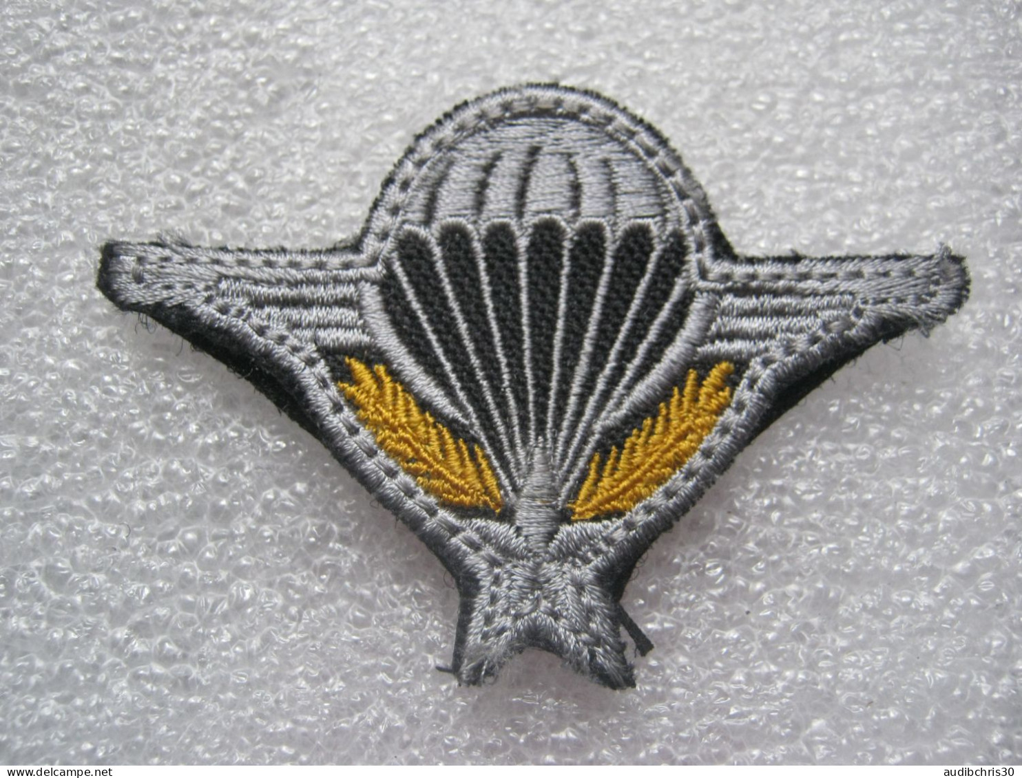 BREVET DES TROUPES AEROPORTEES EN TISSUS BRODE PARACHUTISTES SCRATCH AU DOS - Landmacht