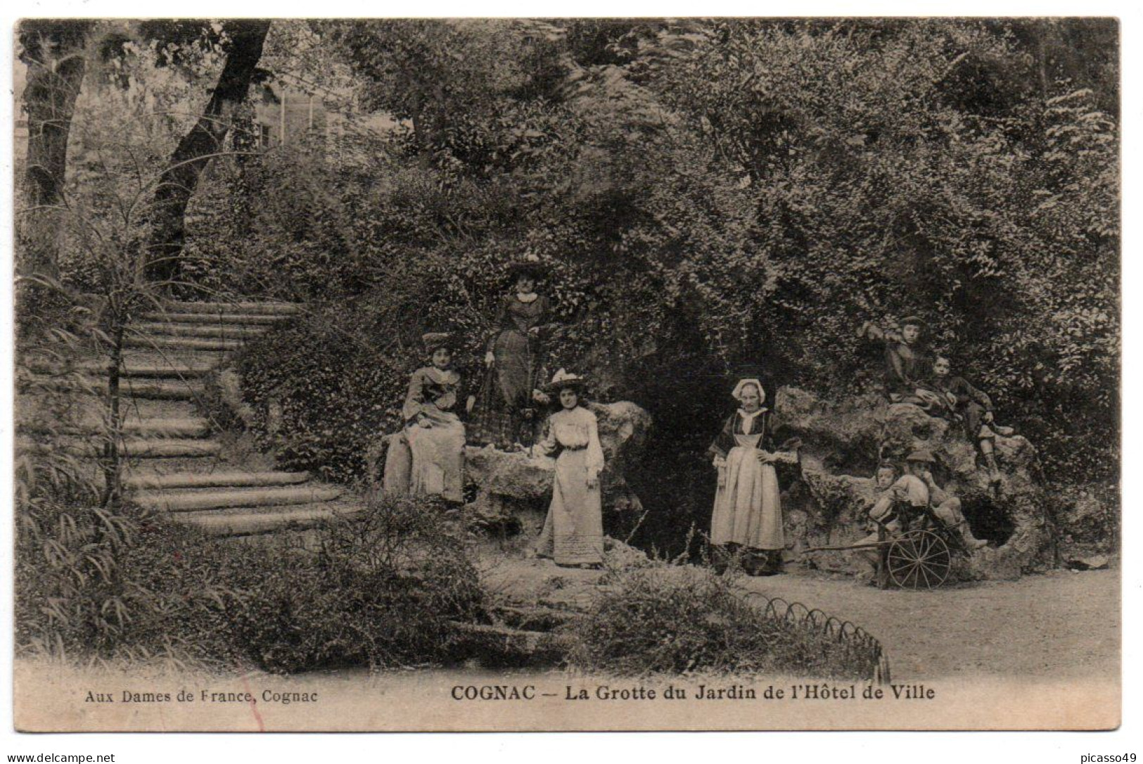 Charente  ,Cognac , La Grotte Du Jardin De L'hotel De Ville - Cognac