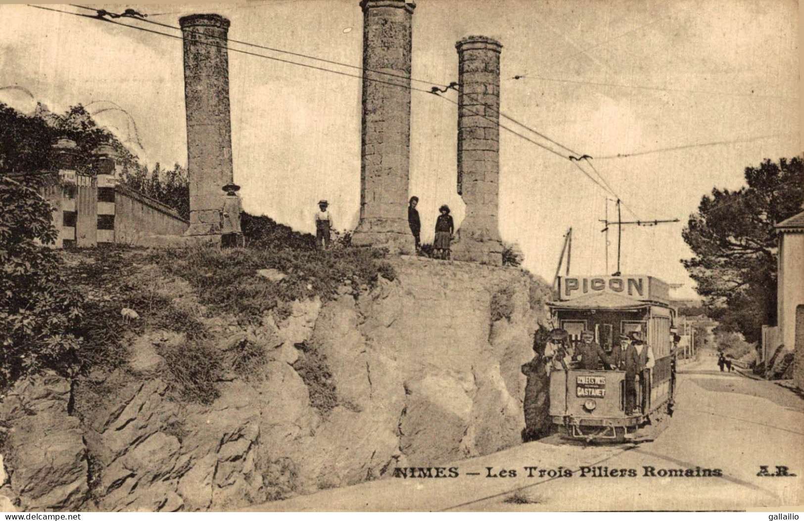 NIMES LES TROIS PILIERS ROMAINS - Nîmes