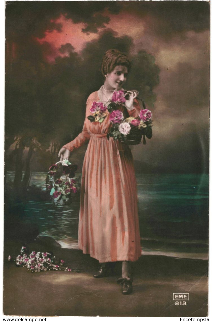 CPA Carte Postale  Belgique Fantaisie Une Jeune Femme Et Ses Paniers Fleuris  1920   VM80697 - Mujeres