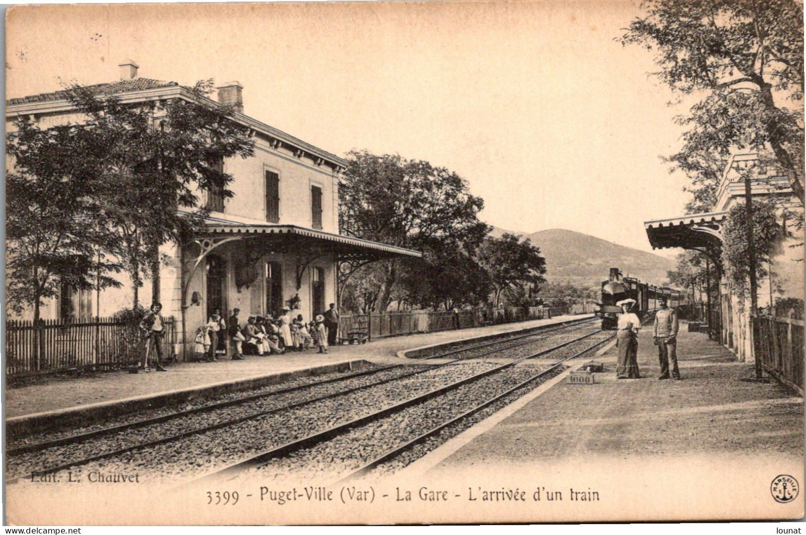 83 PUGET VILLE - La Gare - L Arrivée D'un Train - Chemin De Fer (état : Trou D'agrafes) - Autres & Non Classés