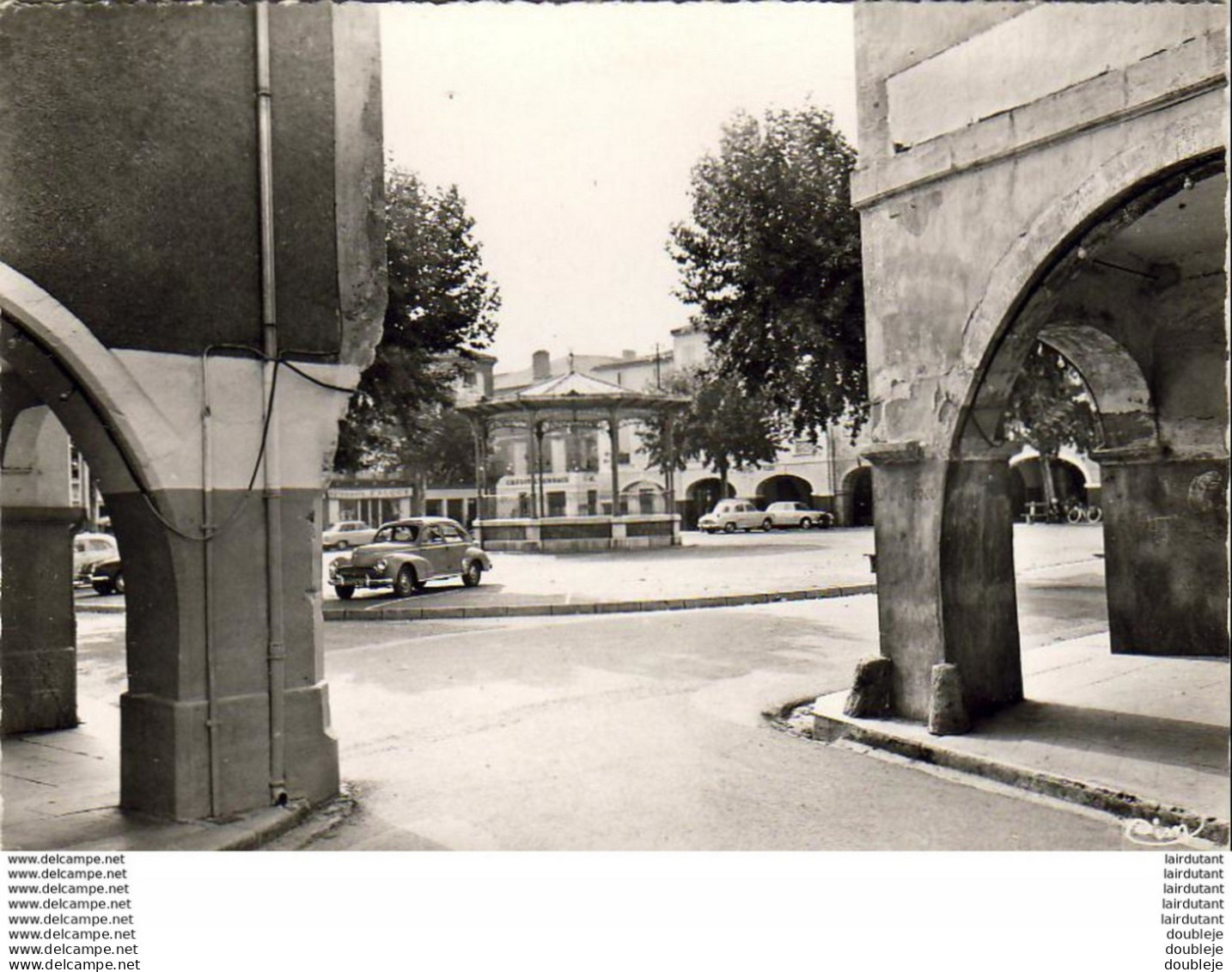 D32  MIRANDE  Les Arcades Et La Place Astarac ( Automobiles 203, Dauphine, 403 )  ...... ( Ref H1465 ) - Mirande