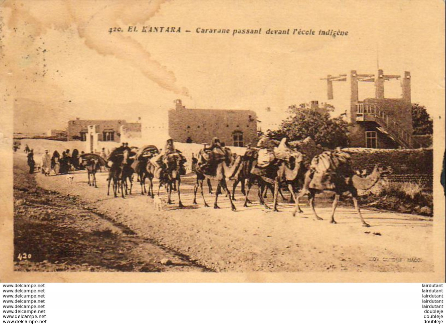 ALGERIE  EL KANTARA  Caravane Passnt Devant L'Ecole Indigène  ..... ( Ref H2236 ) - Andere & Zonder Classificatie