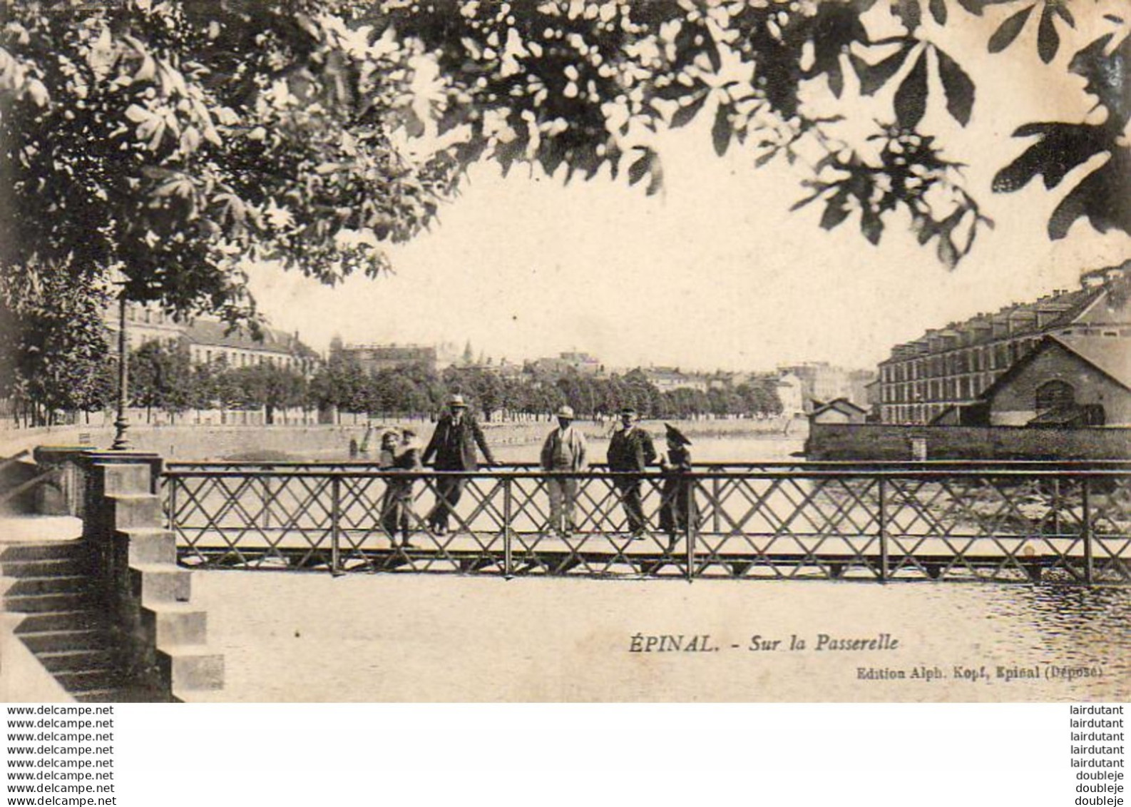 D88  EPINAL  Sur La Passerelle  ..... - Epinal