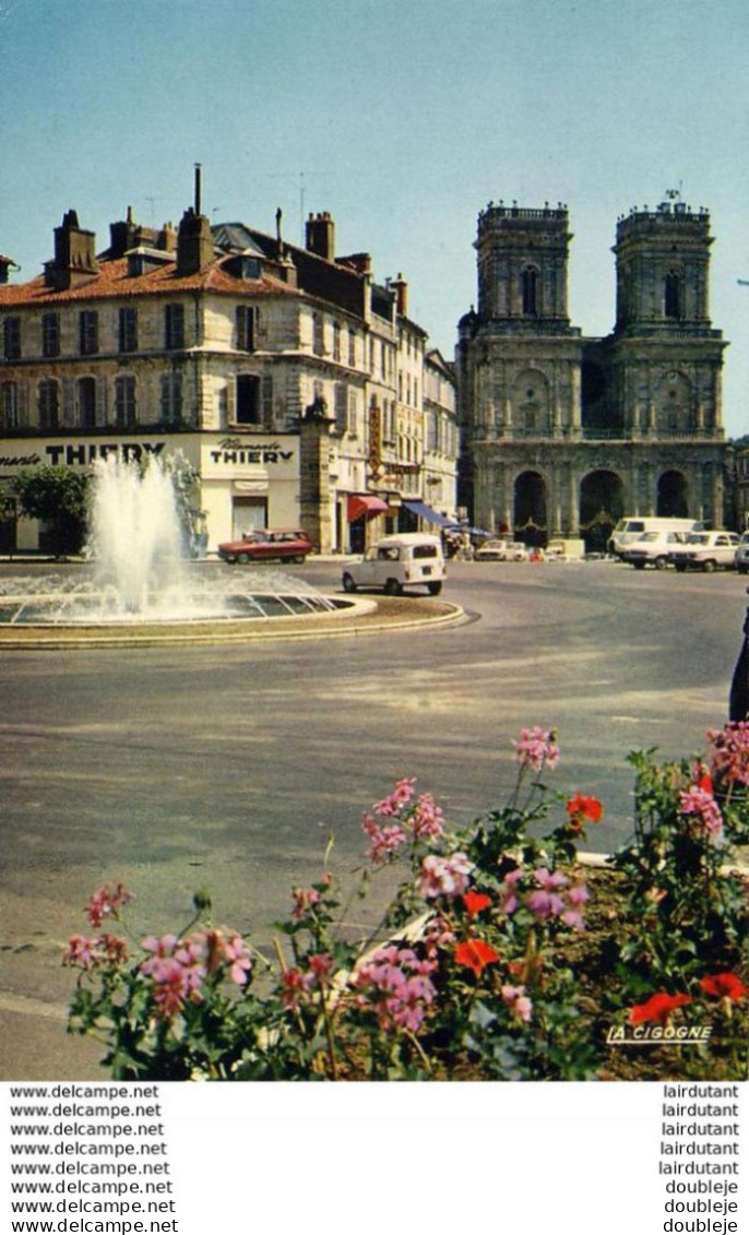 D32  AUCH  La Place De La Libération Et La Cathédrale  ..... - Auch