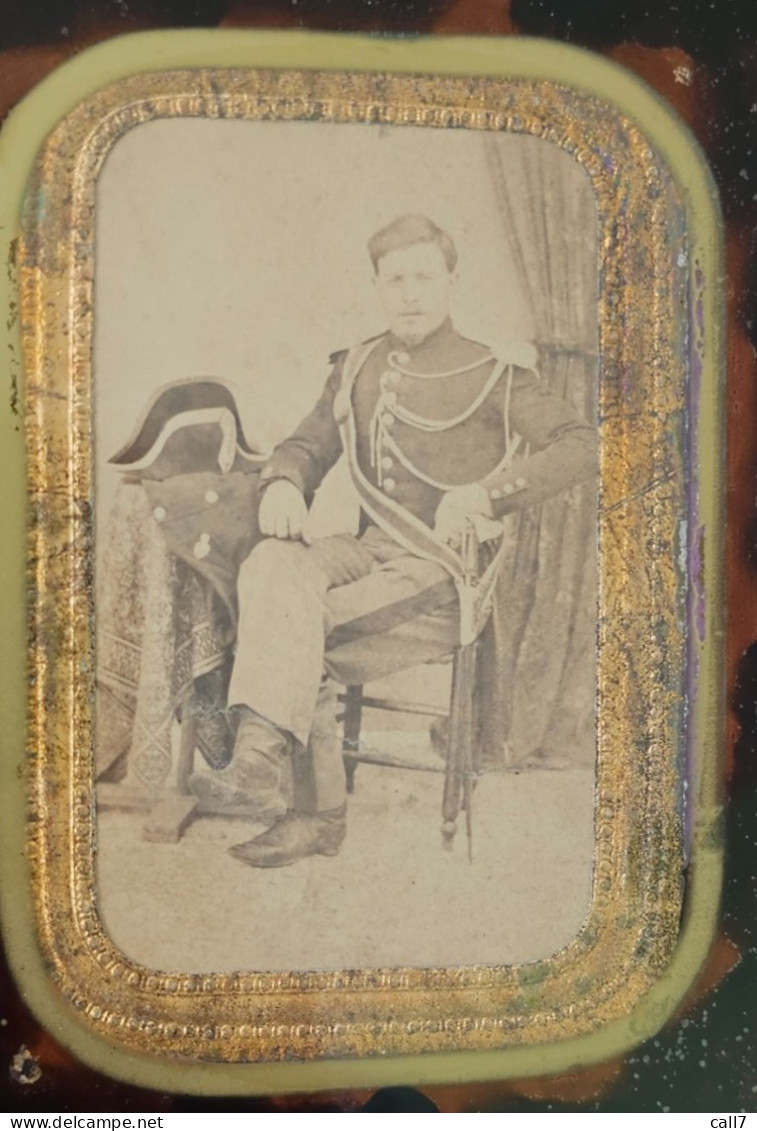 Photo D'un Gendarme Second Empire Avec Bicorne Et Baudrier Avec Son Sabre Briquet, Sous Verre D'époque - Oorlog, Militair