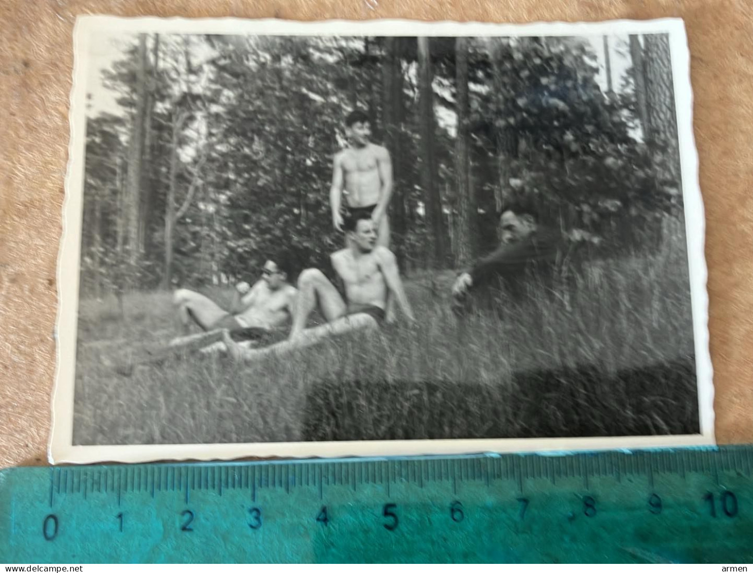 REAL PHOTO  CAMPING VACANES TROIS HOMMES TORSE NU DANS LA FORET  - Three Young Men In Forest - Three Shirtless Men - Pin-Ups