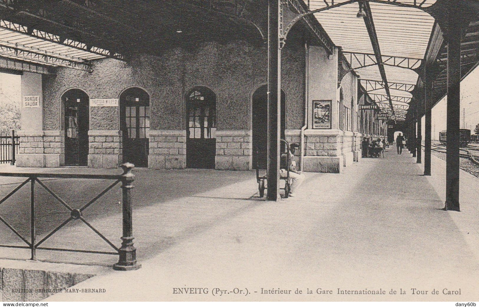 REF.AC . CPA . 66 . ENVEIYG . INTERIEUR DE LA GARE INTERNATIONALE DE LA TOUR DE CAROL - Autres & Non Classés