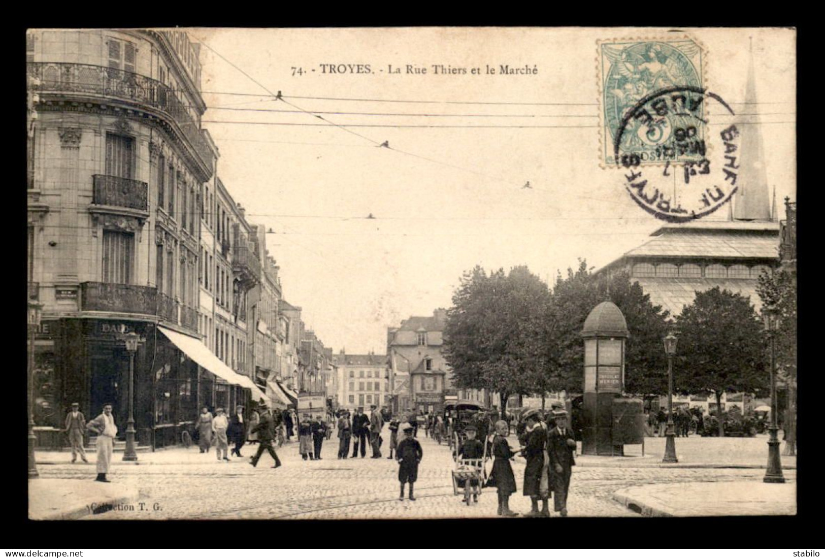 10 - TROYES - LA RUE THIERS ET LE MARCHE - VESPASIENNE - Troyes