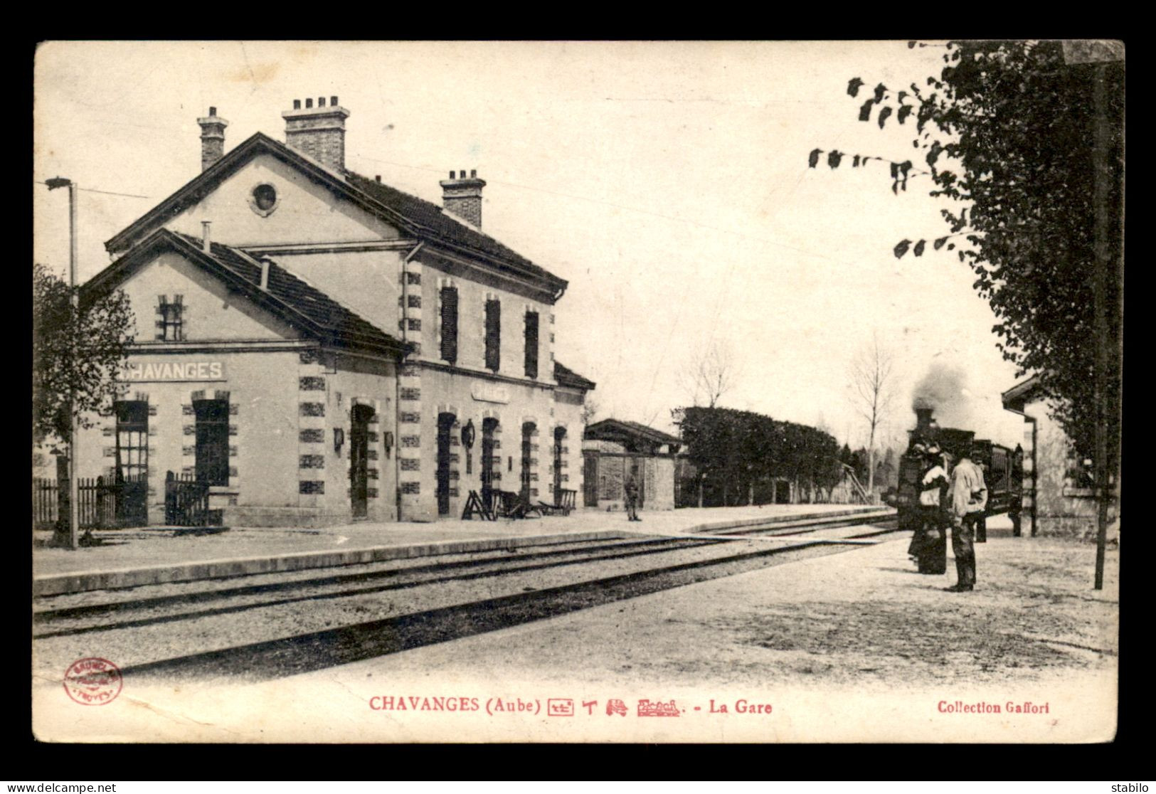 10 - CHAVANGES - LES QUAIS DE LA GARE DE CHEMIN DE FER - TRAIN - VOIR ETAT - Other & Unclassified