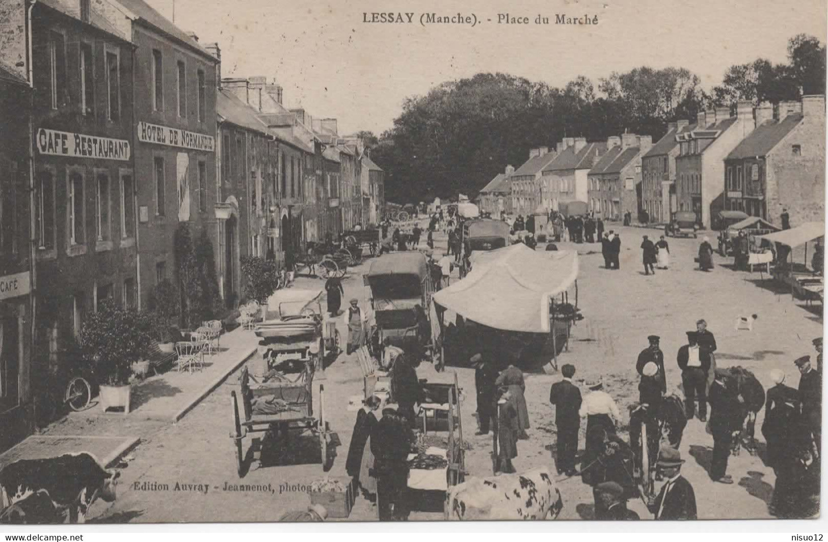 CPA - LESSAY - Place Du Marché Très Animée - Sonstige & Ohne Zuordnung