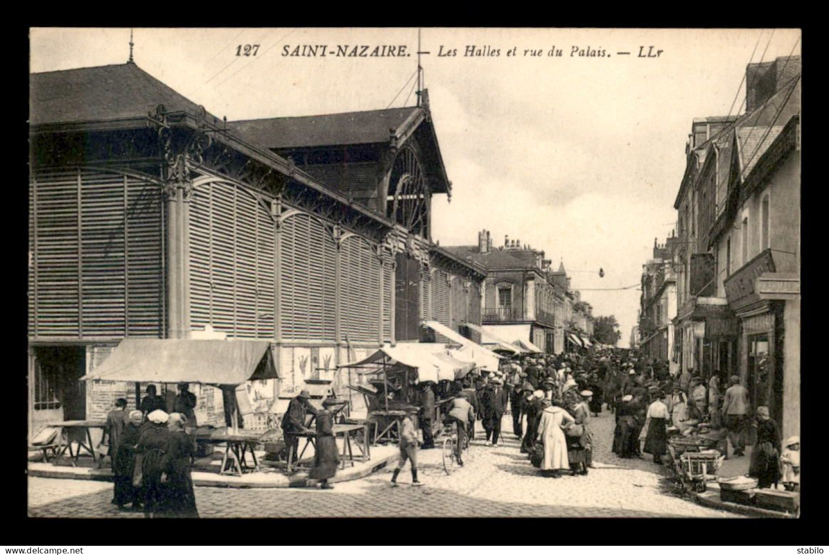 44 - ST-NAZAIRE - LA HALLE ET LA RUE DU PALAIS - MARCHE - Saint Nazaire