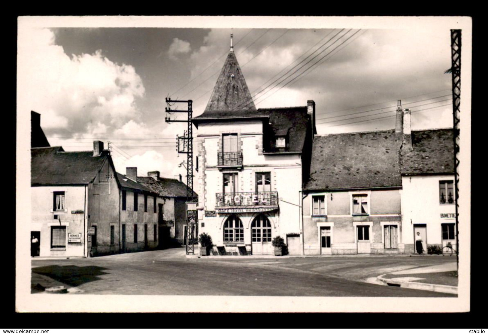 44 - NOZAY - PLACE DU MARCHE ET HOTEL DES TROIS MARCHANDS - Autres & Non Classés