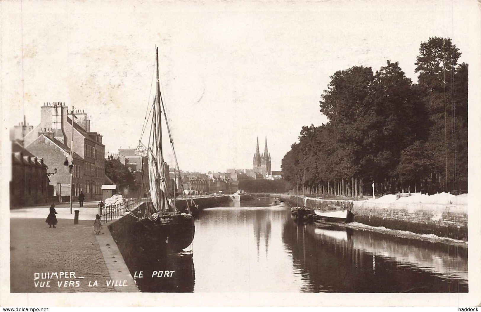 QUIMPER : LE PORT VUE VRES LA VILLE - Quimper