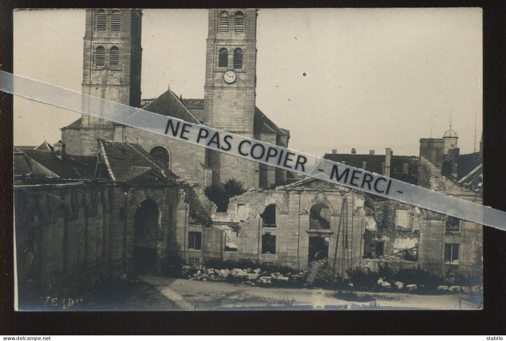 55 - VERDUN - LA CATHEDRALE ET LES MAISONS - CARTE PHOTO ORIGINALE - GUERRE 14/18 - Verdun