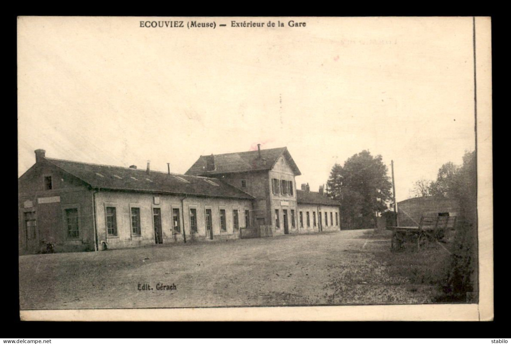 55 - ECOUVIEZ - EXTERIEUR DE LA GARE DE CHEMIN DE FER - EDITEUR GERACH - Autres & Non Classés