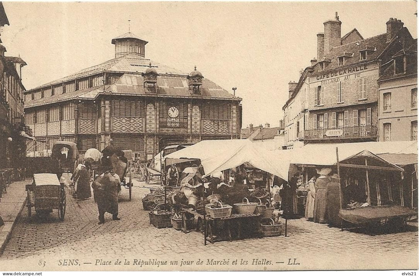 SENS Place De La République Un Jour De Marché Et Les Halles - Sens