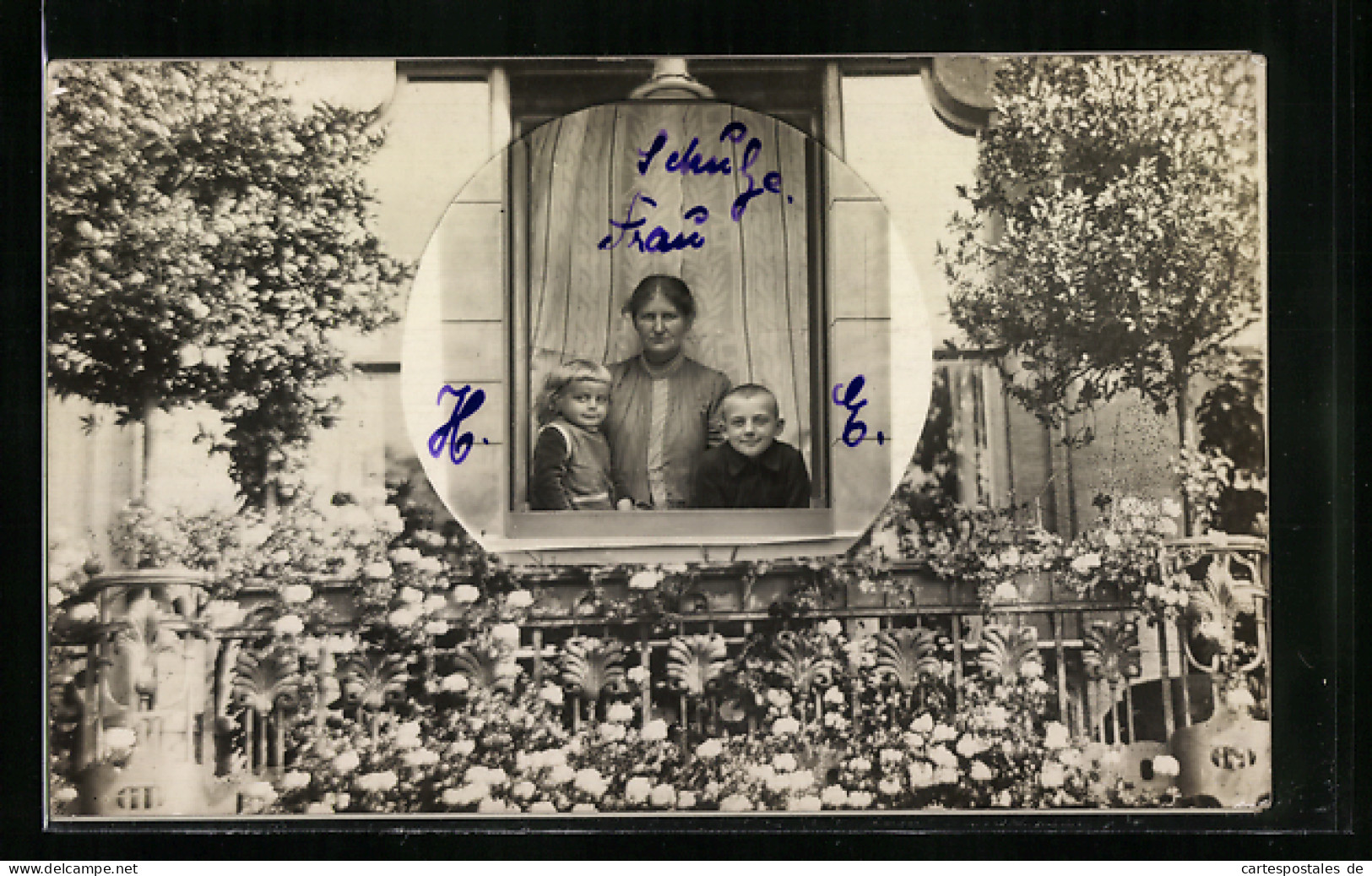 Foto-AK Mutter Mit Kindern In Einem Fenster, Lupen-Passepartout  - Photographs