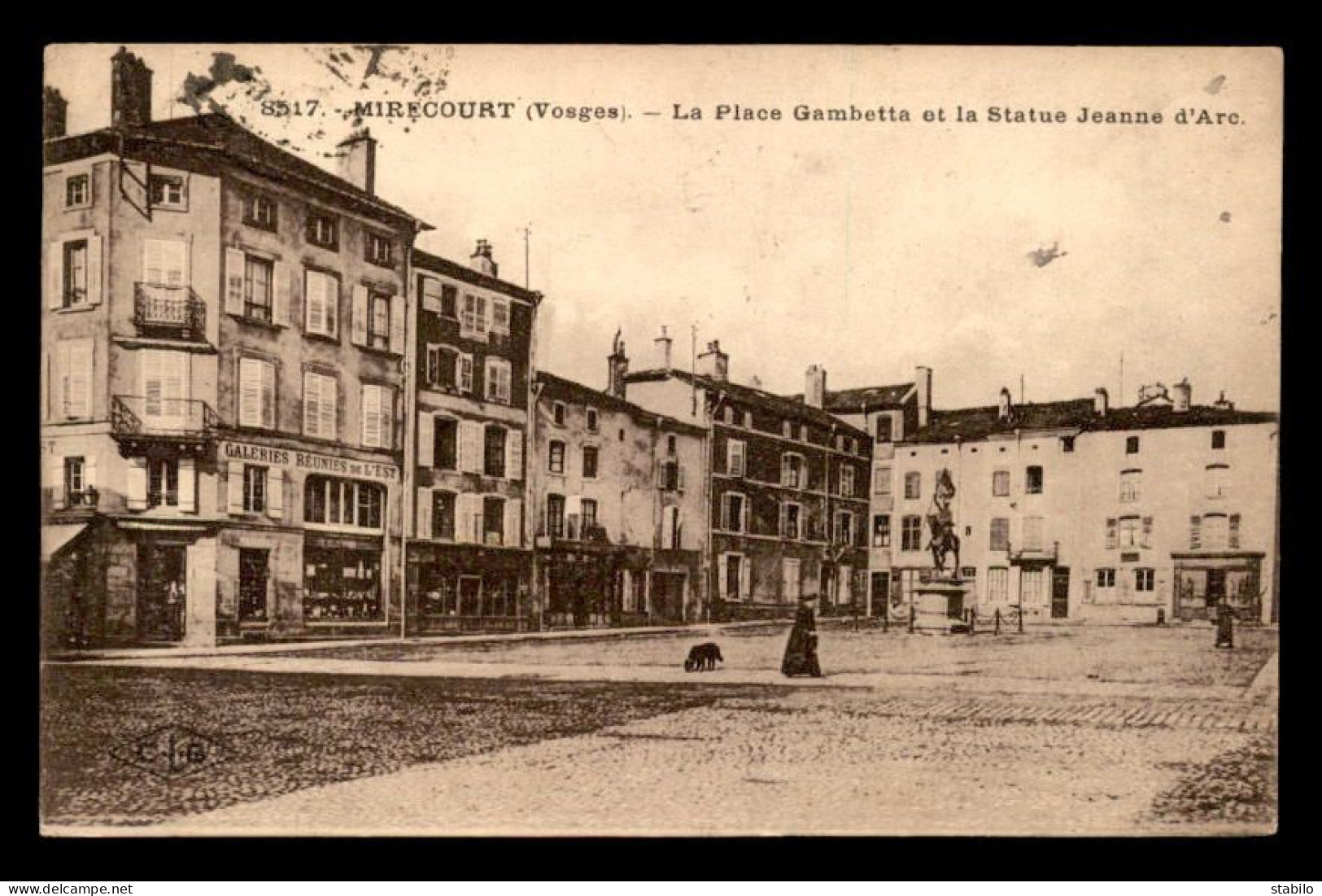 88 - MIRECOURT - PLACE GAMBETTA ET STATUE DE JEANNE D'ARC - Mirecourt