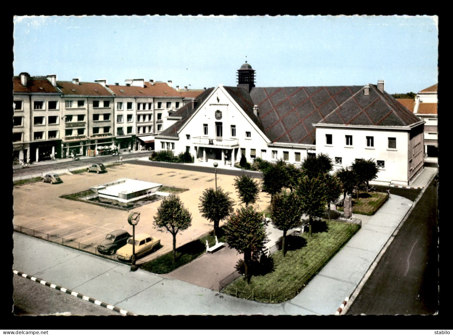 88 - CHARMES-SUR-MOSELLE - L'HOTEL DE VILLE ET LA PLACE HENRI BRETON - Charmes