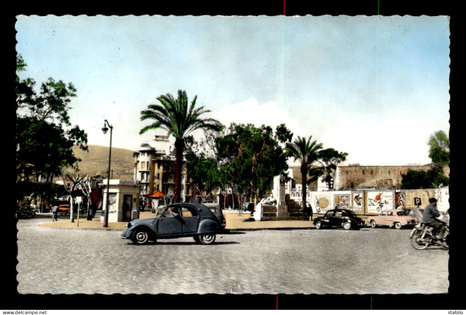 ALGERIE - BONE - PLACE MARCHIS - 2 CV CITROEN - Annaba (Bône)