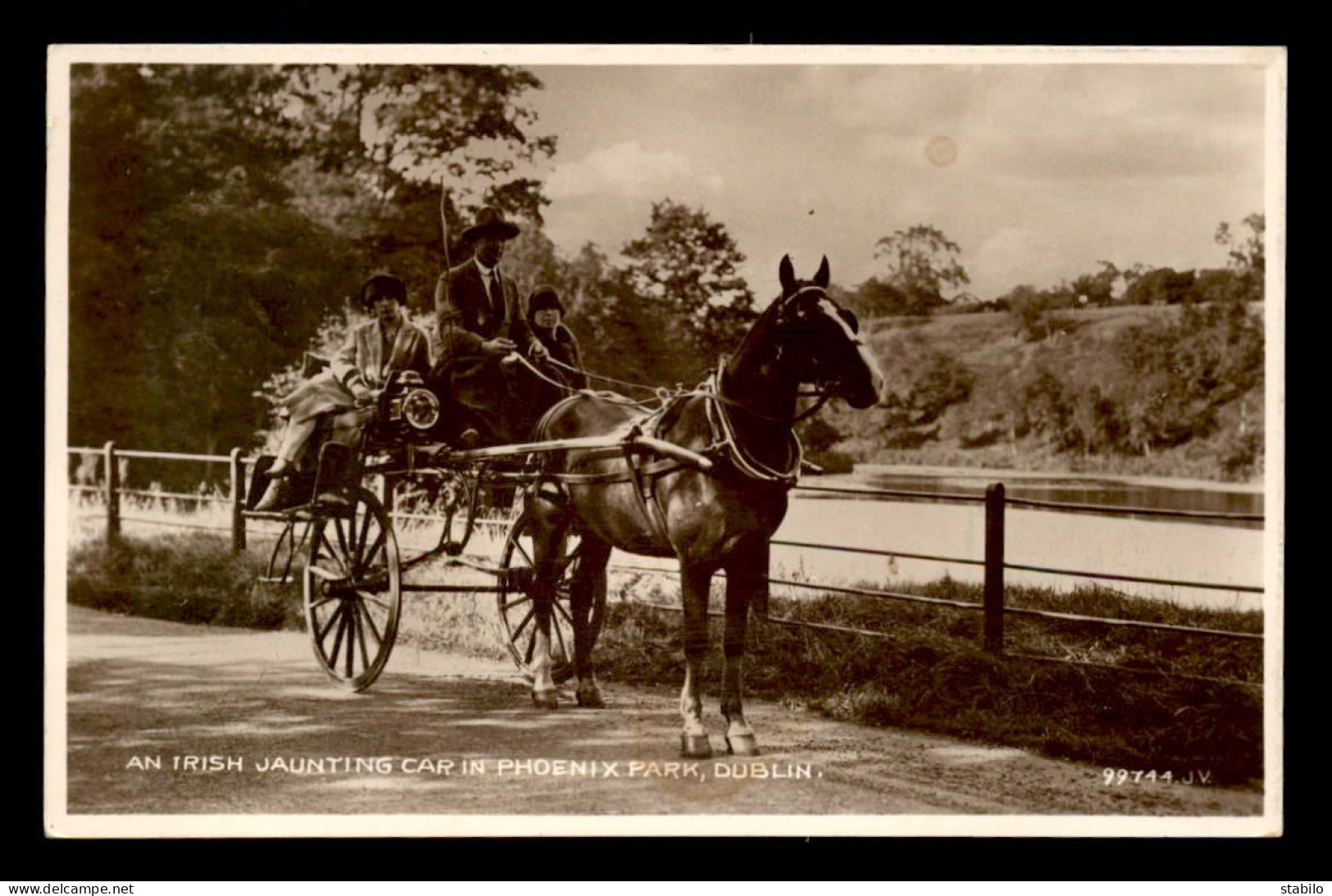 IRLANDE - DUBLIN - AN IRISH JAUNTING CAR IN PHOENIX PARK - Dublin