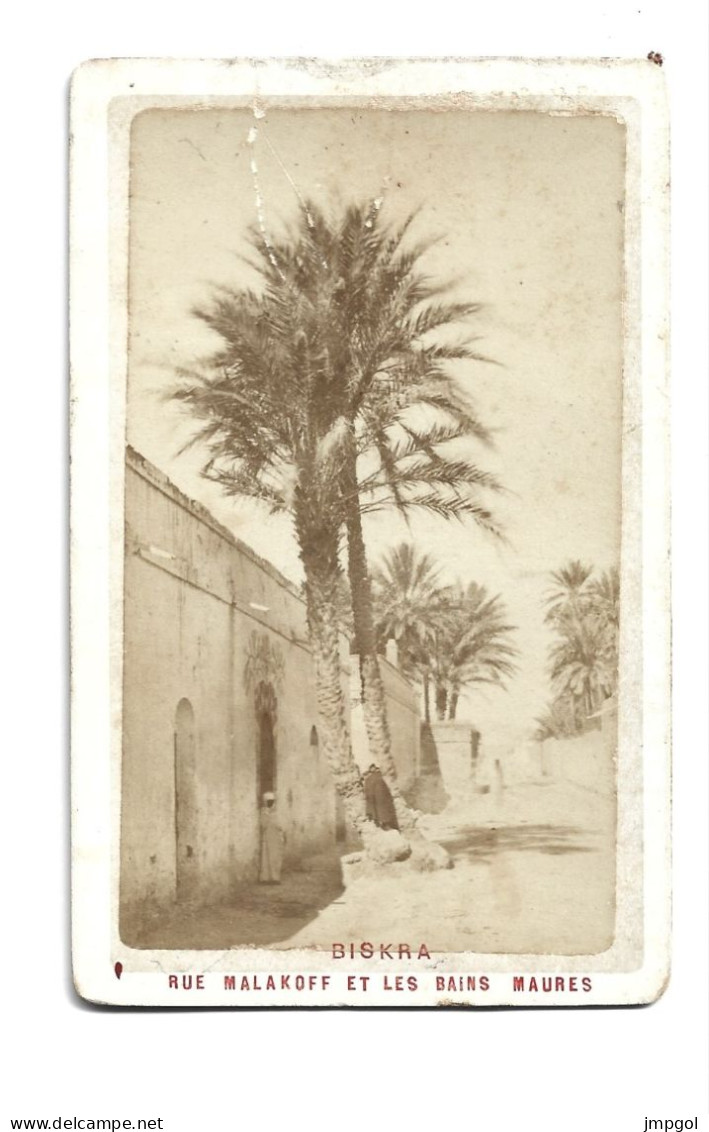 Photo Ancienne Sur Carton Biskra Rue Malakoff Et Les Bains Maures Ph Veuve Thomas Rue Bab Azoun Alger - Places
