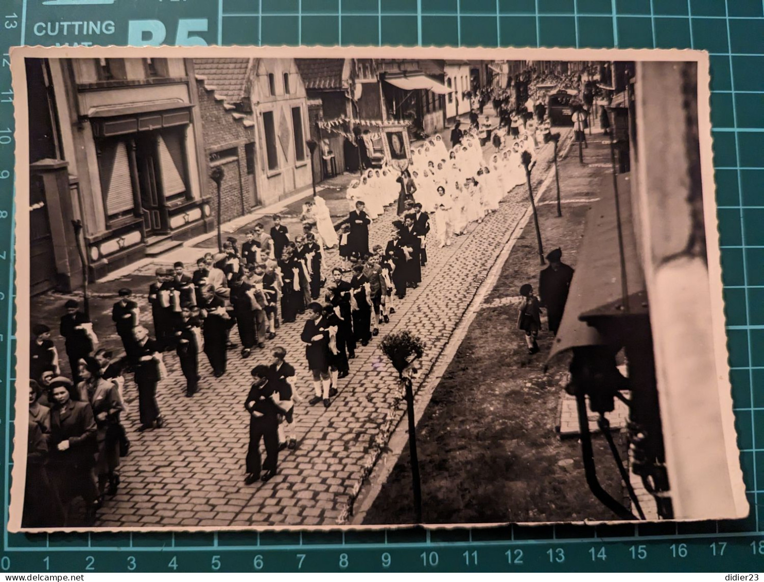 PHOTO 1950 ? FETE DIEU RELIGIEUSE VILLE DU NORD DE LA FRANCE COMMUNIANT - Europe