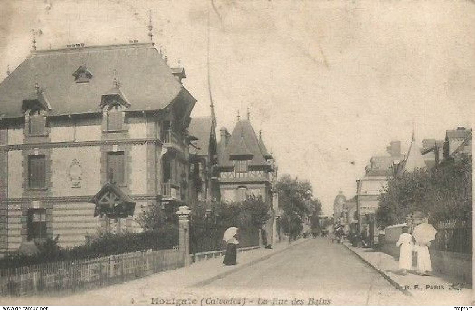 CPA Carte Postale   HOULGATE 14  La Rue Des Bains  Animée Parapluie - Houlgate