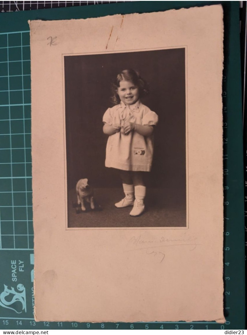 PHOTO ENFANT AVEC JOUET CHIEN - Anonyme Personen