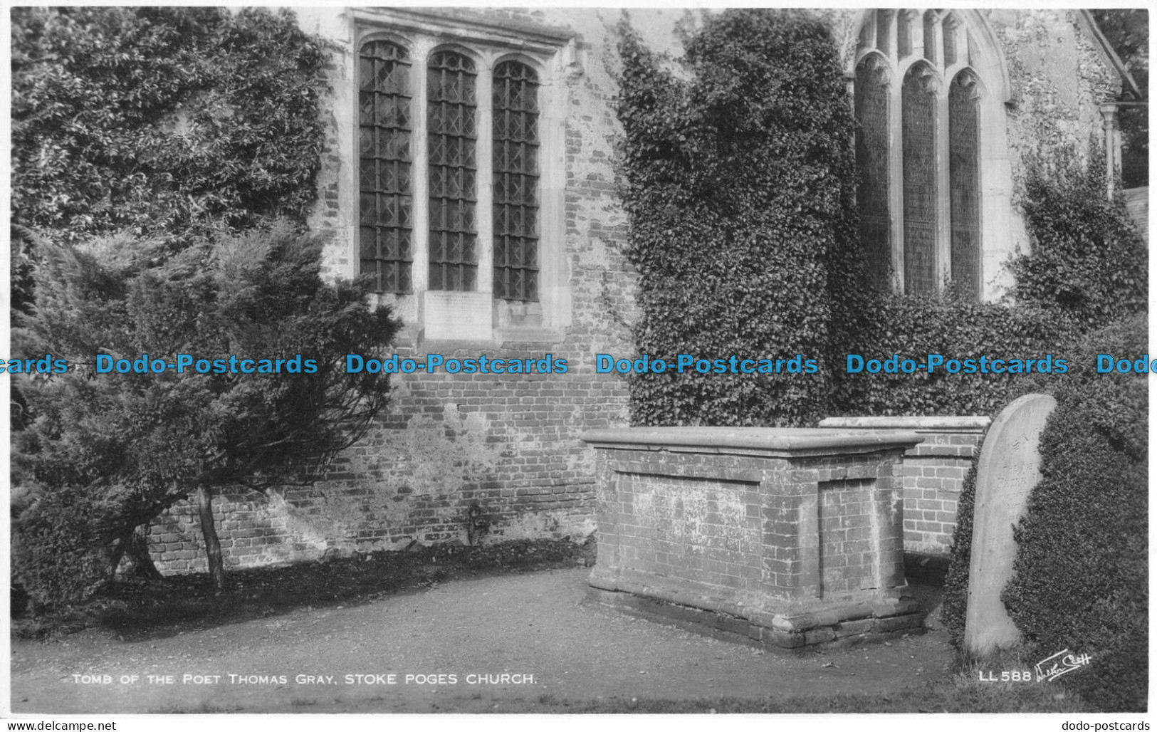 R094636 Tomb Of The Poet Gray. Stoke Poges Church. Walter Scott. RP - Monde