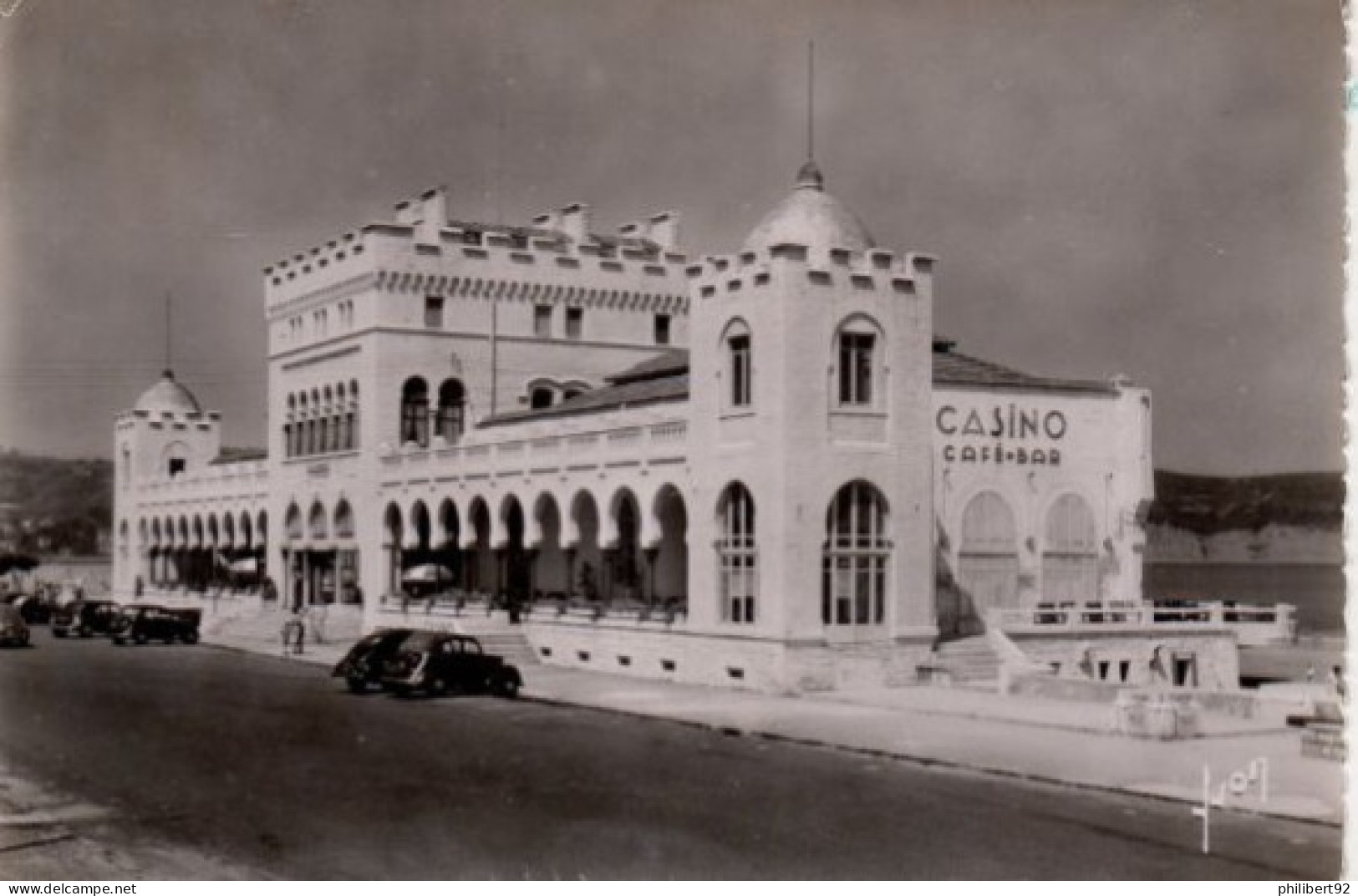 Hendaye Plage. Le Casino. Automobiles Peugeot 203, 402. - Hendaye