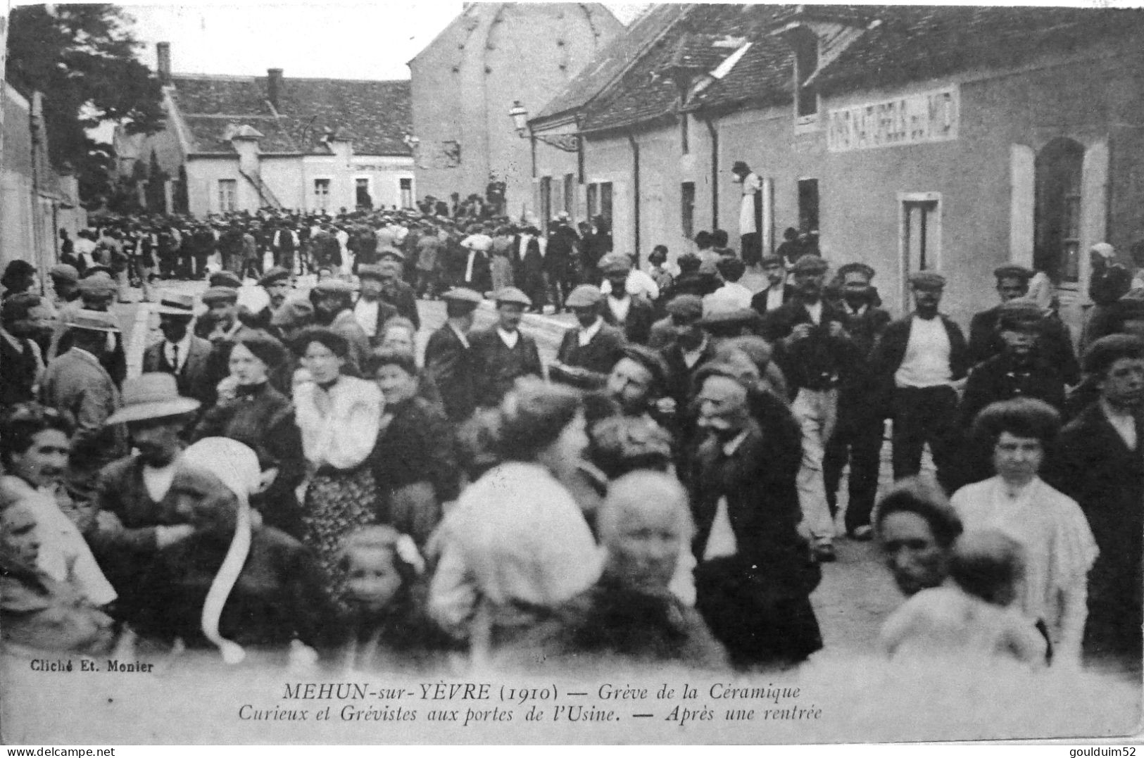 Grève De La Céramique, Curieux Et Grévistes Au Portes De L'usine - Mehun-sur-Yèvre