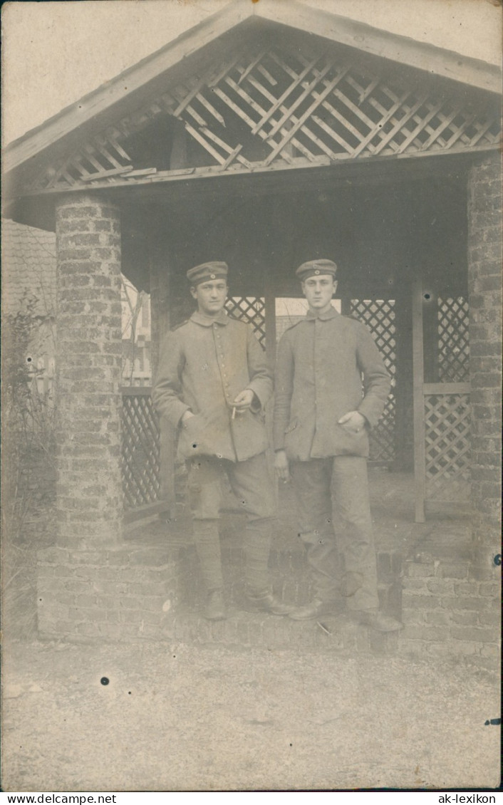 1. Weltkrieg 2 Soldaten Machen Zigaretten-Pause (Soldier Photo) 1915 Privatfoto - Autres & Non Classés