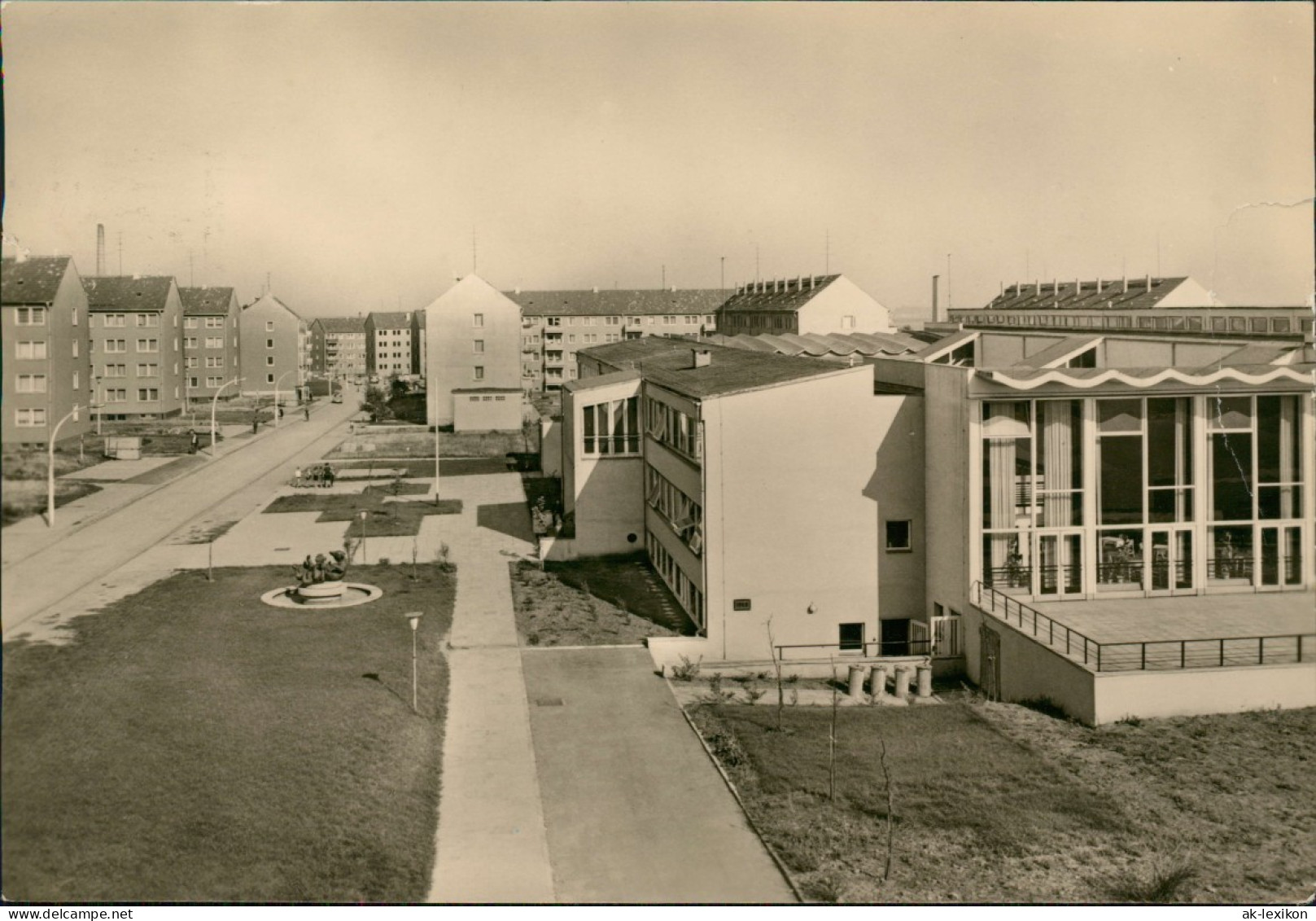 Bernburg (Saale) Tolstoiallee Straßenansicht Mit Wohnhäusern Zur DDR-Zeit 1971 - Andere & Zonder Classificatie