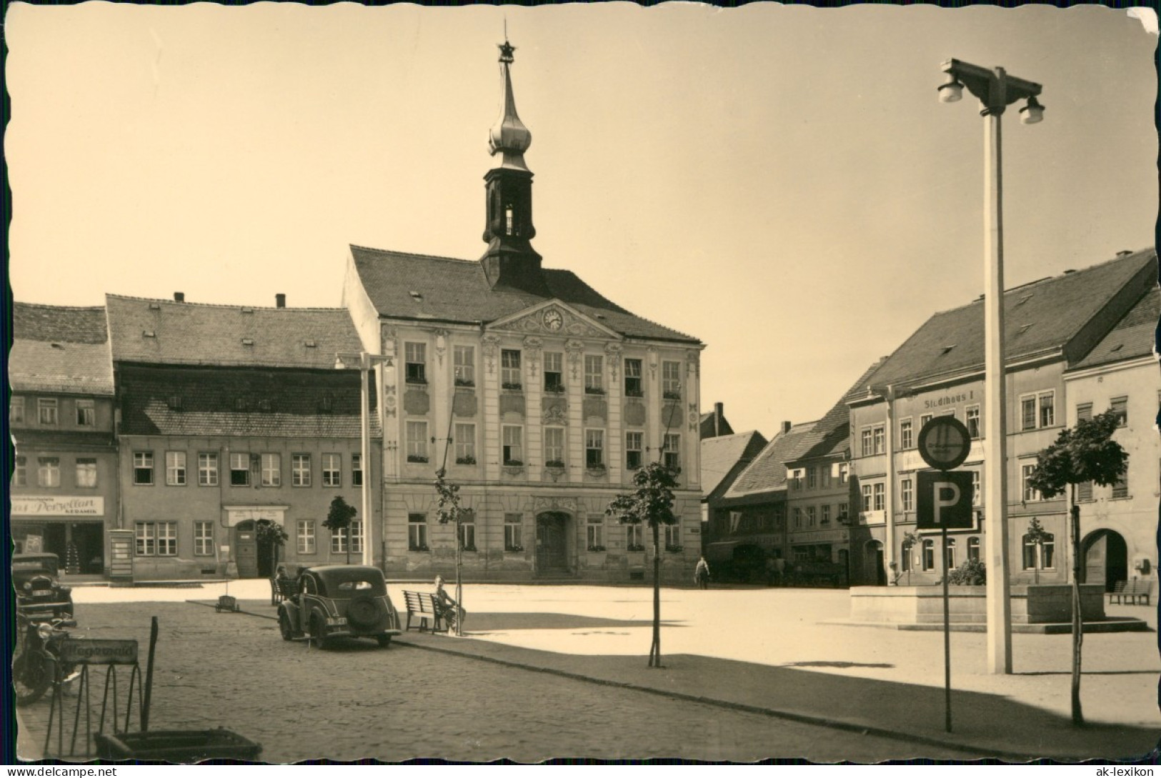 Ansichtskarte Radeberg Marktplatz, Geschäfte - Autos 1955 - Radeberg