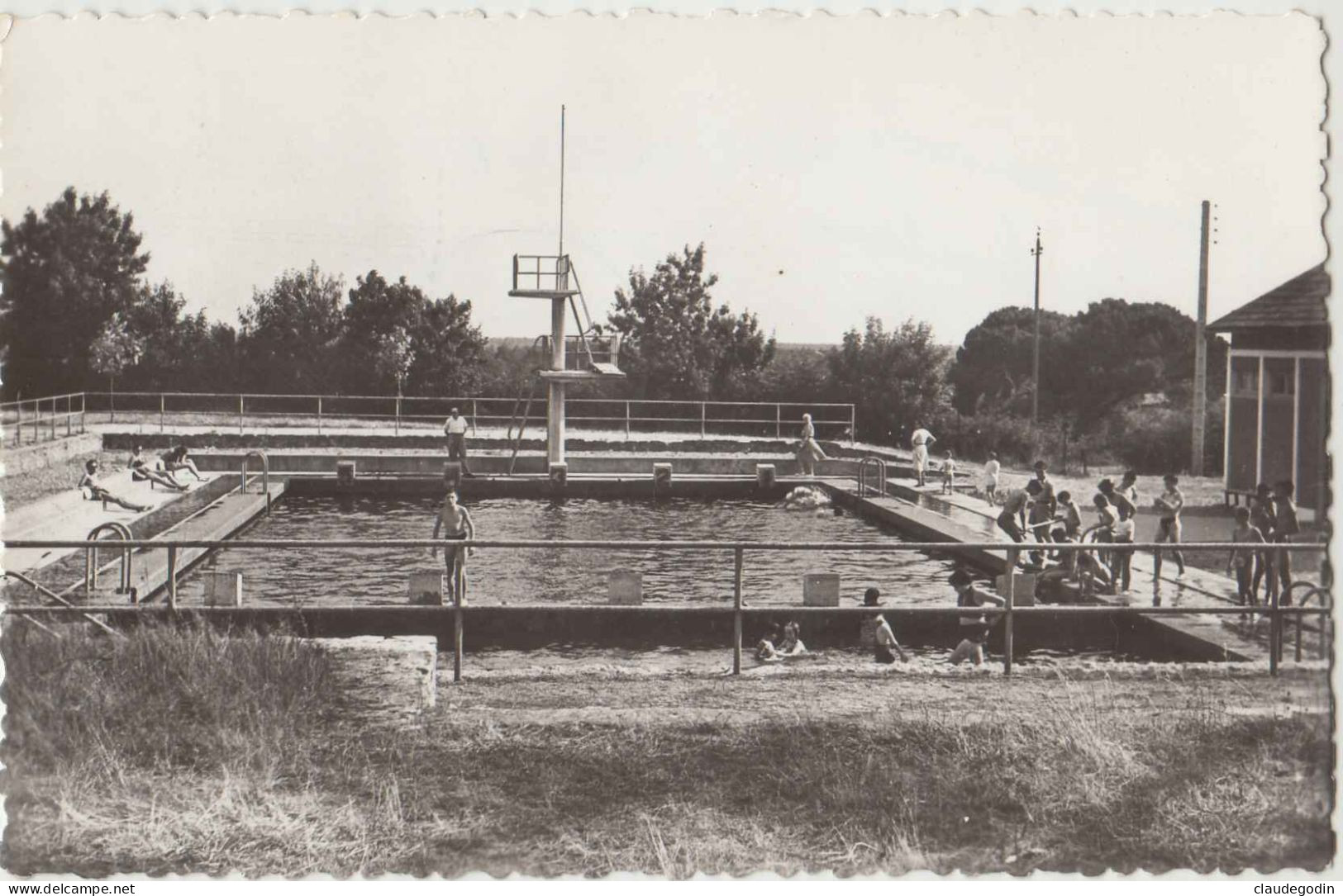 Montendre Les Pins. Piscine. CPSM Petit Format Très Animée. Parfait état. Circulé, Timbrée. 2 Scans - Montendre