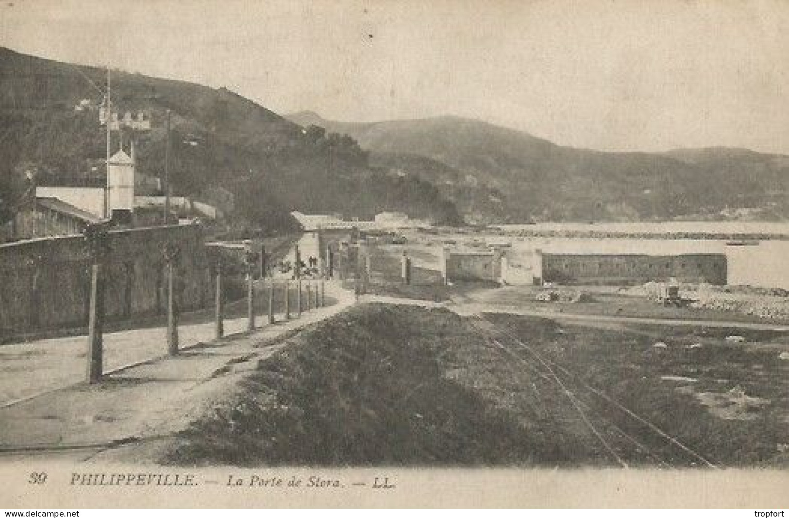 RARE  CPA  Algérie - Philippeville (CPA De Stora)  LA PORTE DE STORA   1919 - Escenas & Tipos