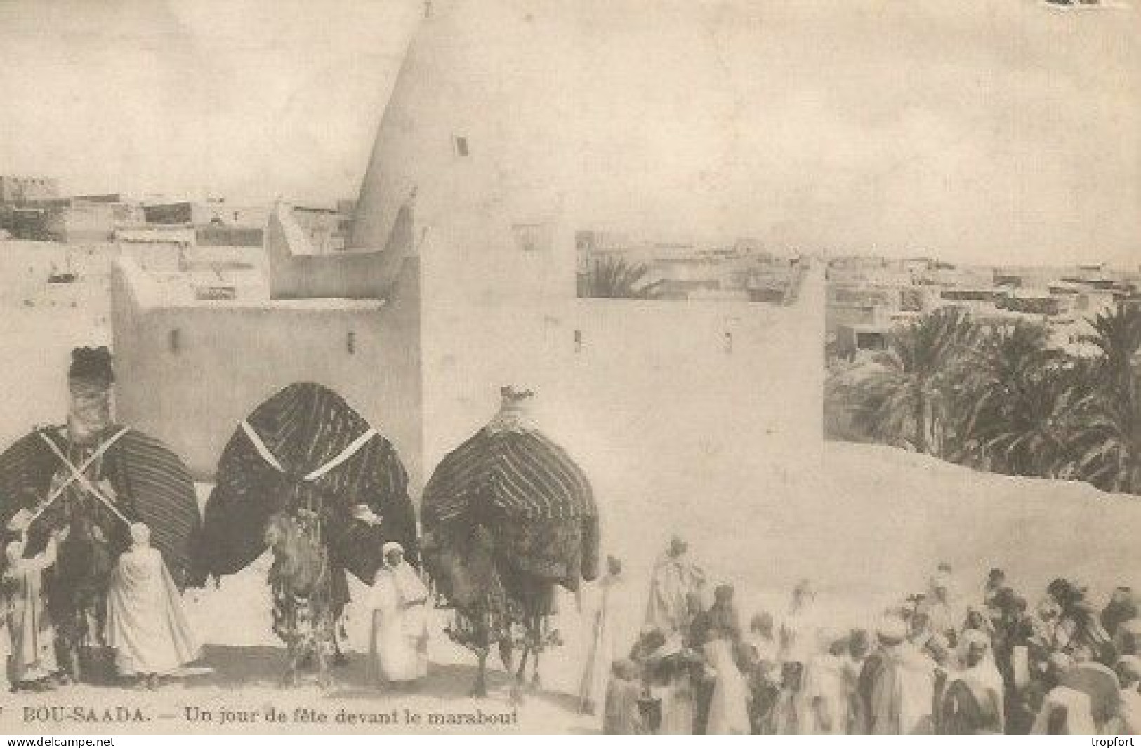 RARE  CPA   CPA - BOU-SAADA - UN JOUR DE FÊTE DEVANT LE MARABOUT Algeris - Escenas & Tipos