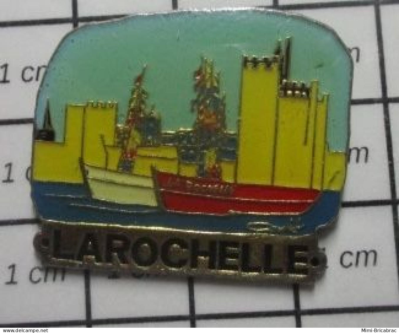 912c Pin's Pins / Rare Et De Belle Qualité !!! VILLES / LA ROCHELLE PORT BATEAU ROUGE BARQUE - Cities
