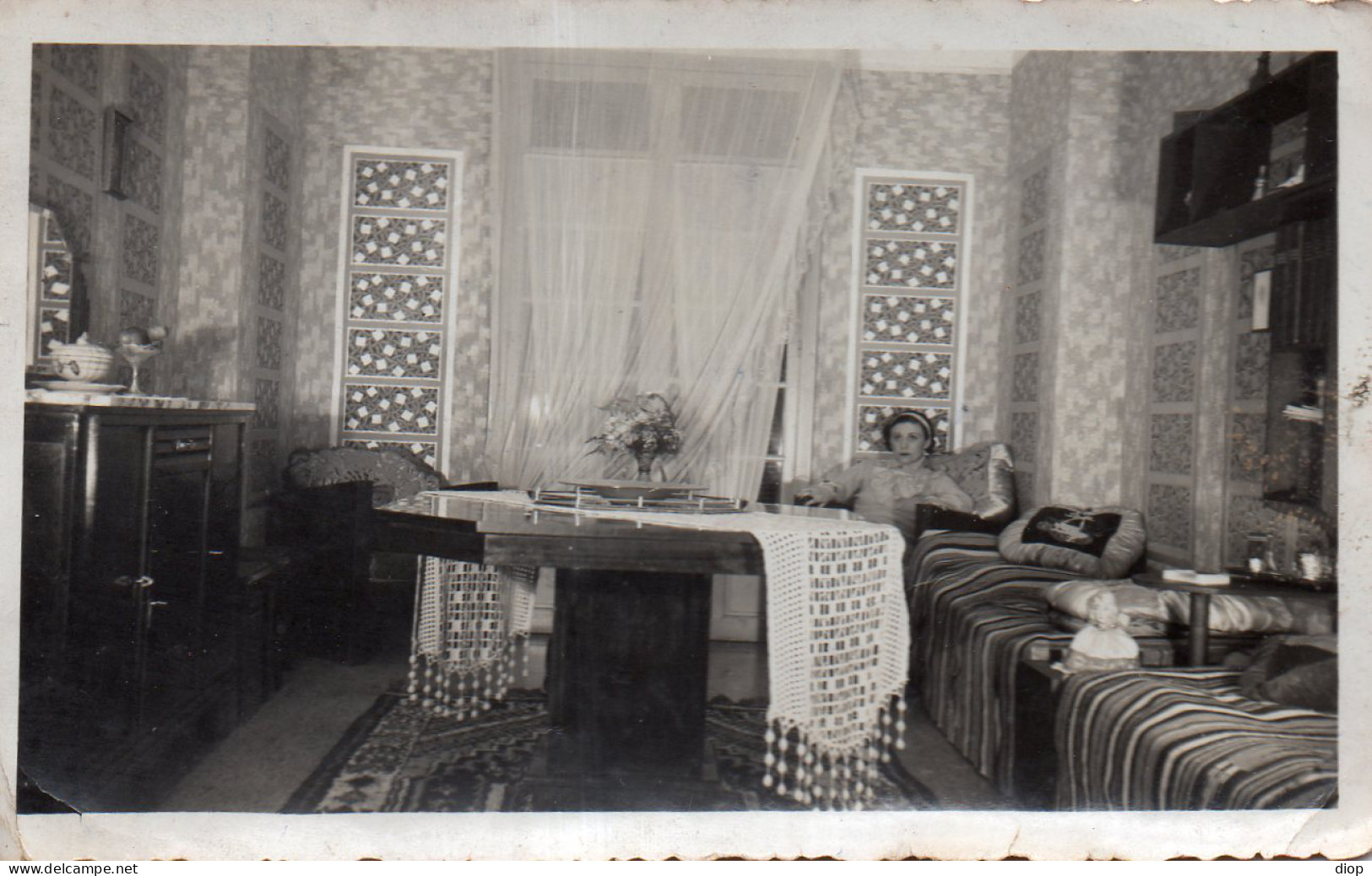 Photo Vintage Paris Snap Shop -femme Women Maison Interieur  - Anonieme Personen