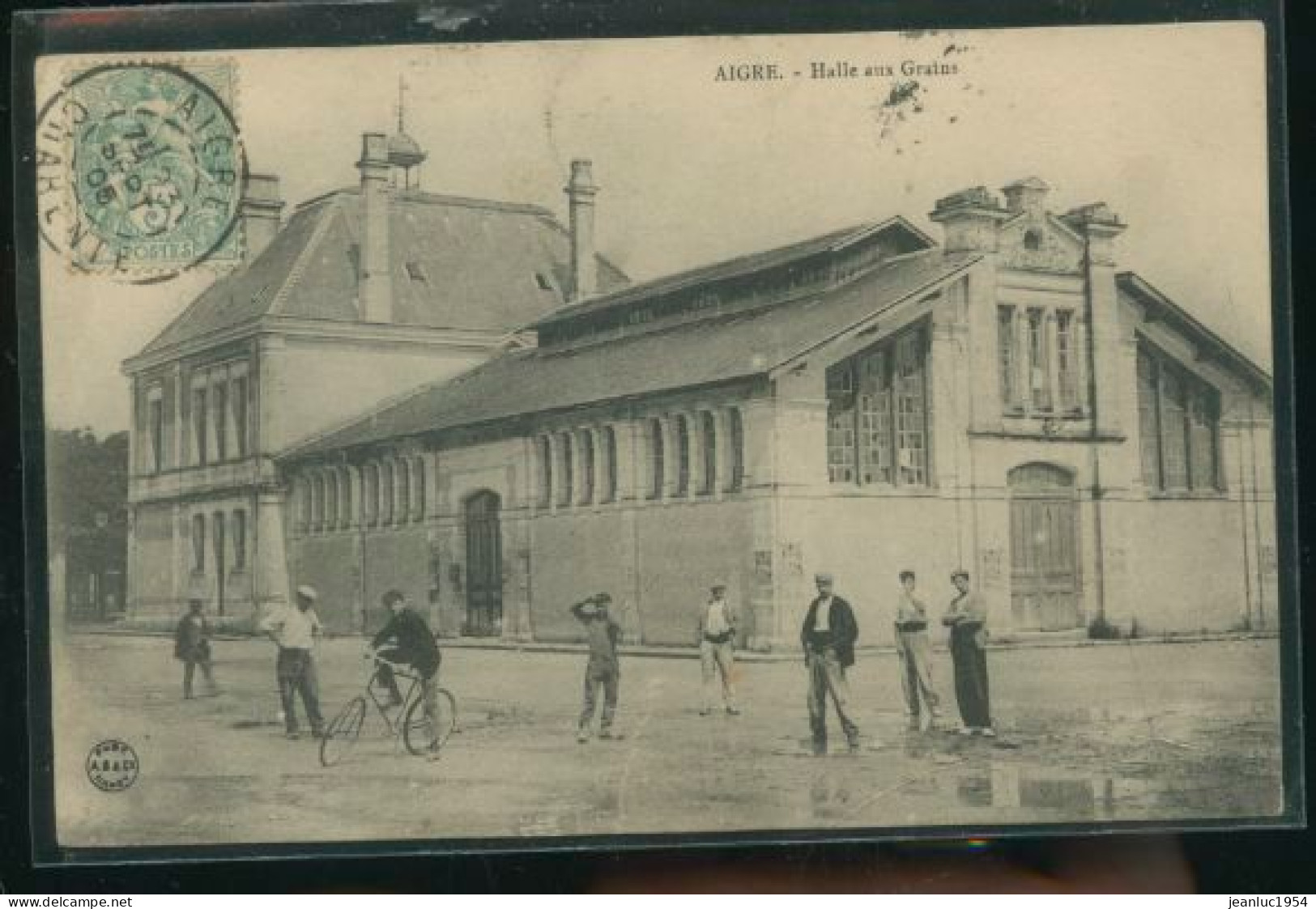 AIGRE HALLE AUX GRAINS     ( MES PHOTOS NE SONT PAS JAUNES ) - Autres & Non Classés