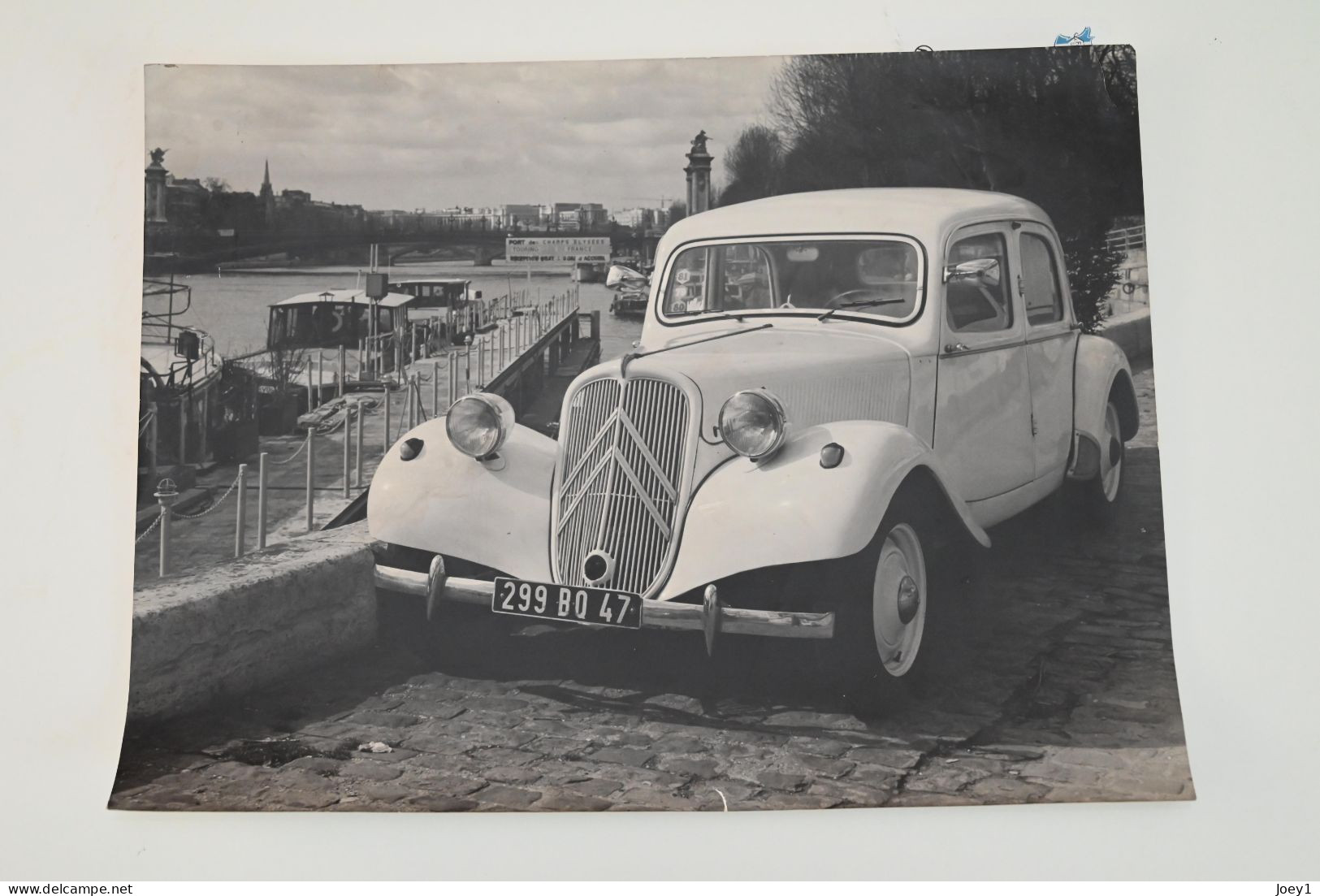 Photo Traction Citroen , Beau Tirage Argentique De 1981  Sur Les Quais De Seine Format 30/40 - Coches