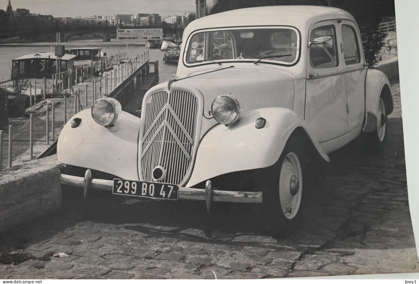 Photo Traction Citroen , Beau Tirage Argentique De 1981  Sur Les Quais De Seine Format 30/40 - Coches