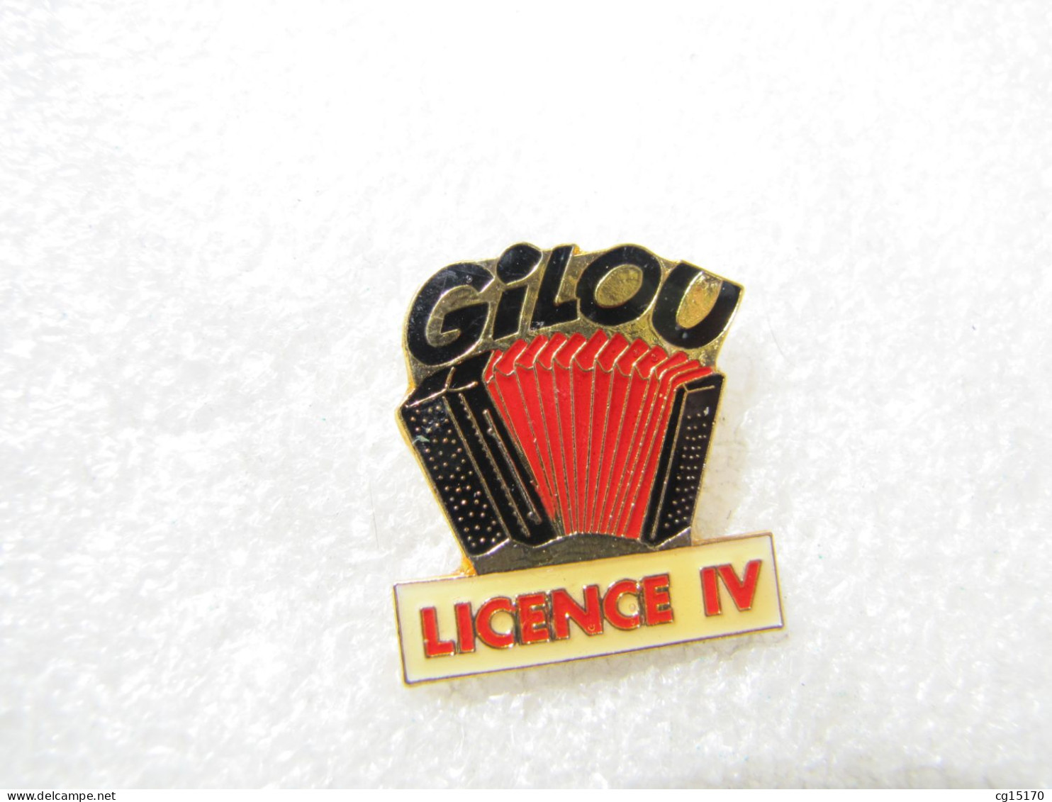 PIN'S   MUSIQUE  LICENCE IV  GILOU   ACCORDÉON - Music